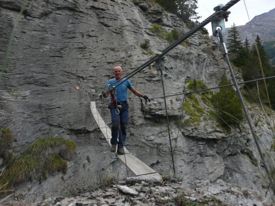 sur la passerelle de la via de Lanslevillard