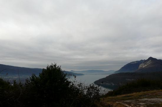 Le lac d' Annecy depuis la grotte notre dame du lac à Duingt