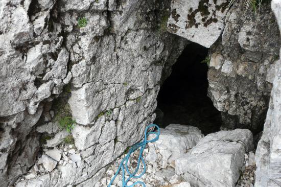 une grotte juste au bas de la descente en rappel