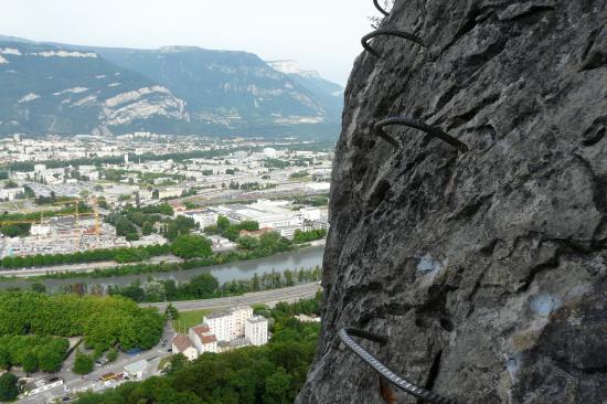 ambiance .. Grenoble dans la via de la bastille