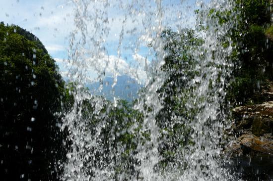 au travers de la cascade, le granier