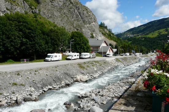 route d' accès au pied de la via de Poingt Ravier