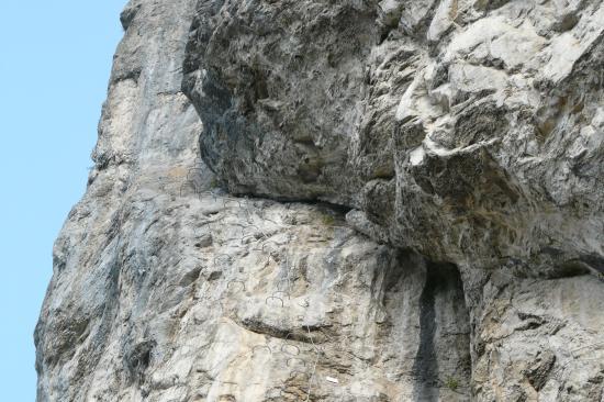 contournement du surplomb dans l'oeil de l' éléphant à St Jean d'Aulps