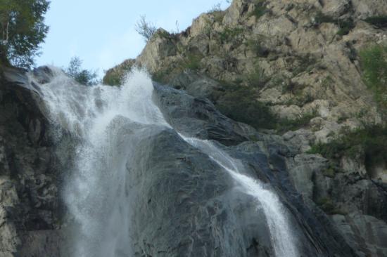 Flots tumultueux au débouché de la cascade de la Pisse