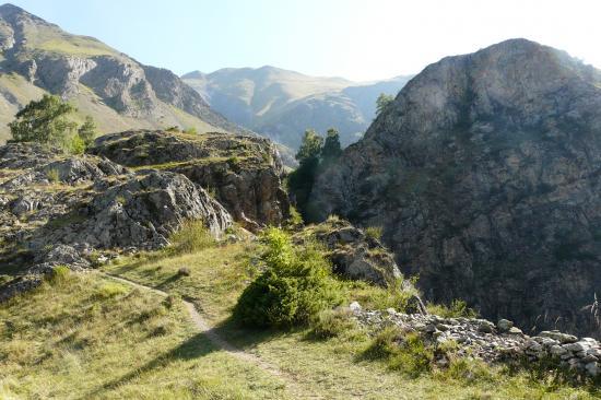 sentier de descente vers la partie cablée (via de la cascade de la Pisse)