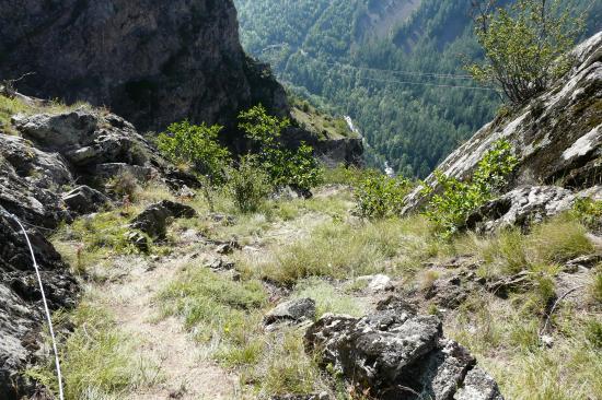 sentier de descente vers la partie cablée (via de la cascade de la Pisse)