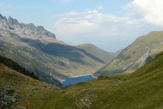 le lac barrage de Grand Maison depuis le col du sabot