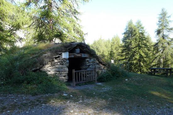 cabanne de berger sur les chemin d'accés des vias ferratas des Orres