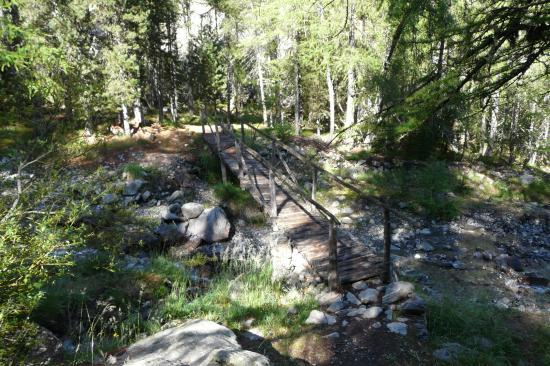 la passerelle du chemin d' accès à la via de la cascade aux Orres