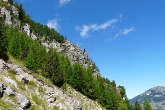 vue générale sur la dernière partie de la Marcellinas et le chemin de retour des 2 vias