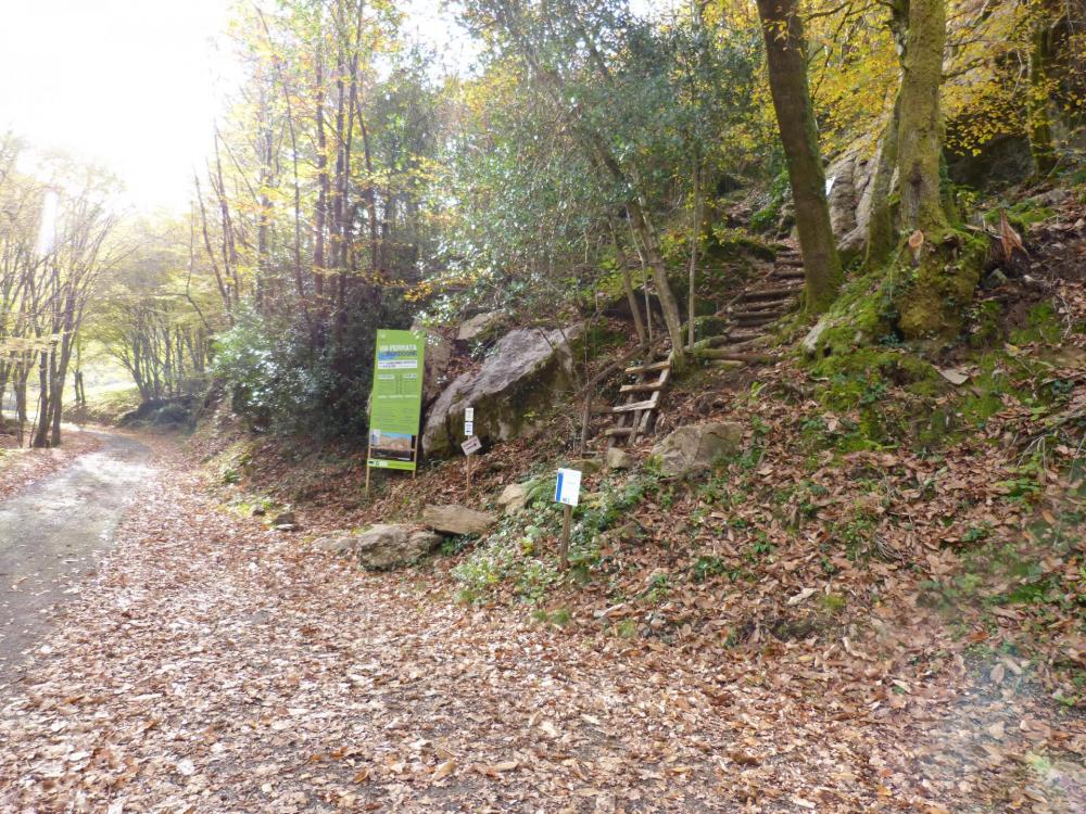 panneau d' accueil et départ de la via ferrata de la Dordogne