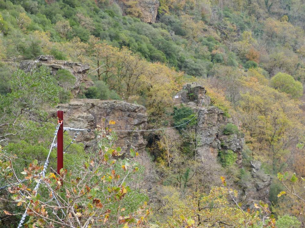 passage à proximité de l'arrivée de la tyrolienne  au roc du Gorb