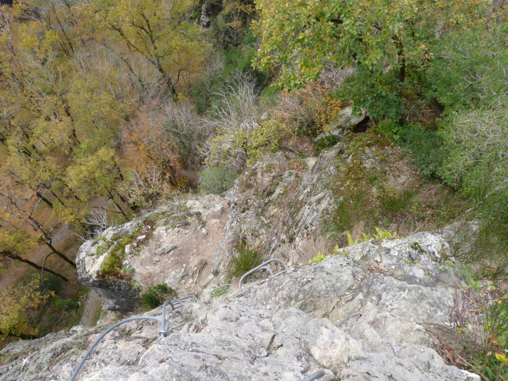 Du belvédère, redescente verticale vers le ruisseau du Riou