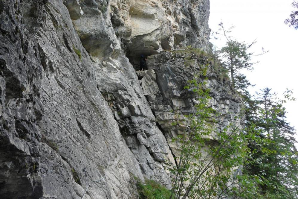 Le passage de la grotte à la via d' Arthouze